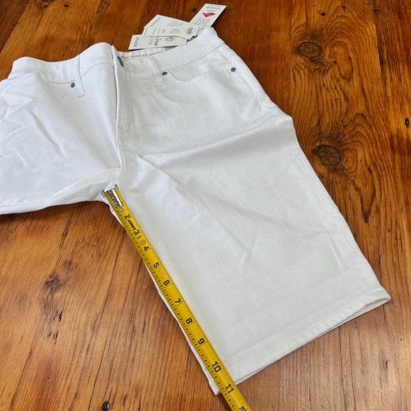 NWT Chico's White Flat Front Bermuda Shorts Cotton Blend Walking Sz 00- 2R - Picture 15 of 16